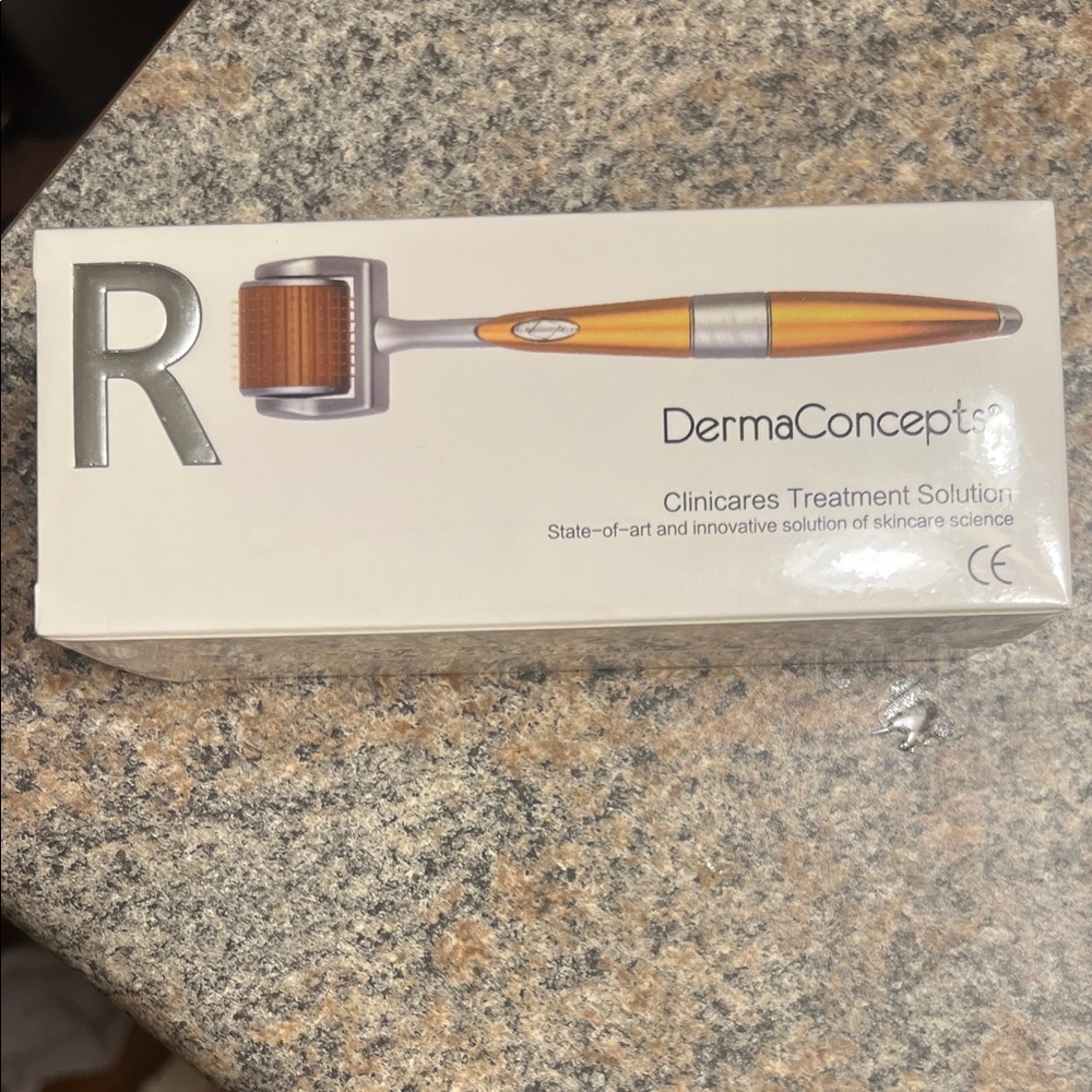 DermaConcepts Microneedle Roller in Gold